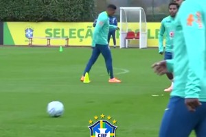 安切洛蒂正在密切監(jiān)督巴西隊(duì)的控球訓(xùn)練，一堆皇馬老熟人~