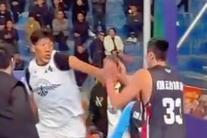 林葳持球突破對手上籃命中，打進(jìn)NCAA生涯首記運動戰(zhàn)進(jìn)球！