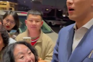 郭艾倫的女粉絲基礎(chǔ)還是很龐大??！就是怎么看起來都是中老年??