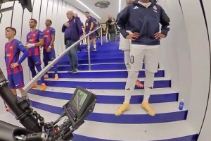 這得是多少男生夢寐以求的出場方式啊 ??