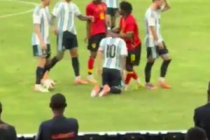 梅西遭對手粗野犯規(guī)！羅梅羅沖過來準(zhǔn)備干架保護梅西??