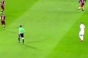 控到進(jìn)球讓對手無可奈何！名場面：國家德比巴薩傳進(jìn)球門！