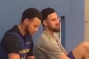 進口貨就是不一樣！名場面：庫里拿著克萊的球鞋仔細研究！