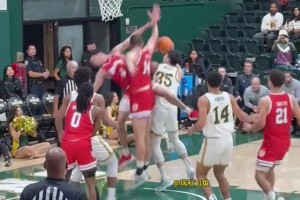 節(jié)奏真不錯！王俊杰直接晃飛兩名對手，可惜后面被犯規(guī)沒進(jìn)啊