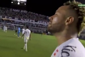 哭了！率桑托斯暫時逃離降級區(qū)，賽后踢滿全場的內(nèi)馬爾落淚