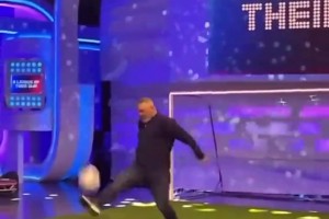 不容易??！魯尼挺著大肚子，在節(jié)目中復(fù)刻自己經(jīng)典倒鉤