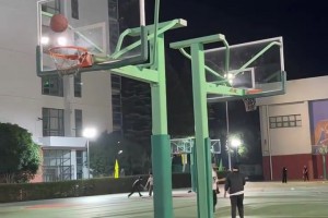 這妹子的背打，誰想上去教她兩招的？