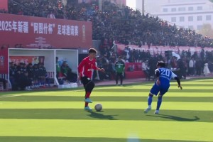 中國(guó)足球在新疆！在這座球場(chǎng)不允許你這么秀??