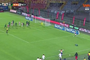 99%的球員都不會(huì)做的選擇！補(bǔ)時(shí)小角度挑射絕殺??