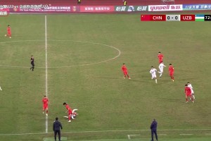 是點(diǎn)球嗎？楊希禁區(qū)倒地，裁判沒(méi)有吹罰點(diǎn)球