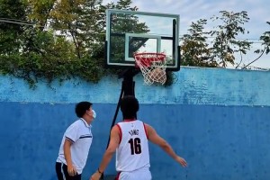 模仿帝模仿楊瀚森打球，這動(dòng)作和速率，未免也太像了吧！