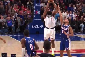 ??居然不吹犯規(guī)嗎？哈登最后時刻這記三分，很明顯被打到手肘了呀！