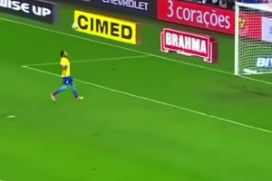 太逗了！全是名場面！球迷沖場的“有趣”時刻！嫻熟的捂臉倒地！