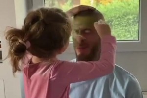 德赫亞女兒為老爹畫了個(gè)美美的綠綠妝~是真寵女兒呀~