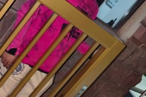 王大雷守了一輩子的門(mén)，沒(méi)想到被門(mén)夾了~！還被閃光燈懟著臉！