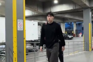 進(jìn)場依舊單肩小書包??楊瀚森剪了新發(fā)型，看起來精神多了??！