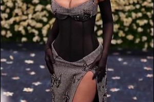 凱莉·詹娜這身材姿色怎么沒(méi)找個(gè)NBA男友？不比姐姐差啊??