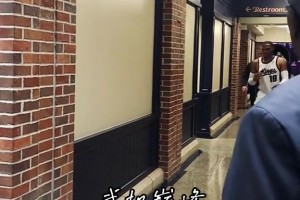 庫(kù)里老婆看到赤裸上身的肌肉猛男，立刻表示要摘下手中的戒指