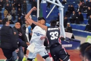 東契奇：來(lái)人啊！喂頓公子吃餅！