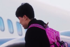 背包顏色很騷??！??楊瀚森背著一個(gè)粉色書(shū)包跟隊(duì)前往勇士主場(chǎng)