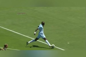 ??巴洛特利單刀球雜耍馬賽回旋玩砸！曼奇尼氣瘋直接把他換下！