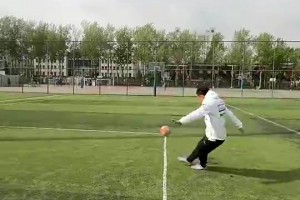 中國(guó)球員就踢出了超越賴斯的弧線球??這簡(jiǎn)直是神級(jí)復(fù)刻~