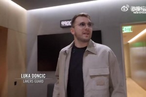 東契奇和八村壘參觀湖人主場升級后的更衣室，77和克萊伯的更衣室位置挨著！