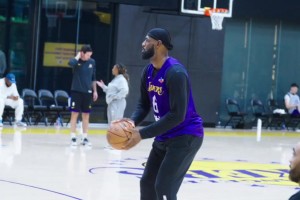 神準(zhǔn)啊！詹姆斯訓(xùn)練三分輕松14連中?。“舜蹇吹煤苷J(rèn)真啊~