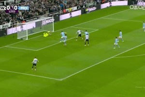 沃爾特馬德頭球被多納魯馬快速下地?fù)涑?！蘇東：不愧是世一門(mén)！